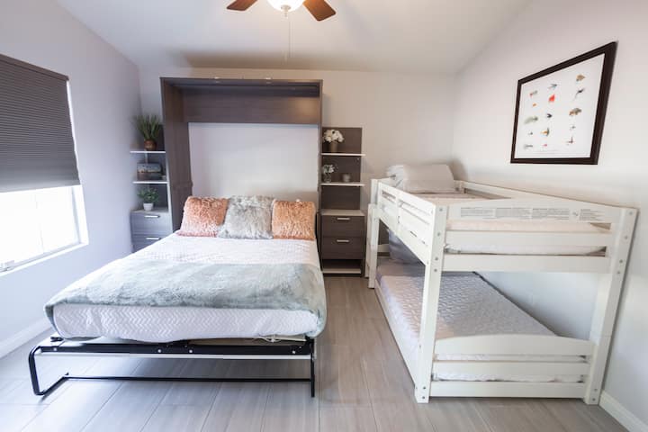 Deuxième chambre magnifique et spacieuse avec un lit superposé supplémentaire 