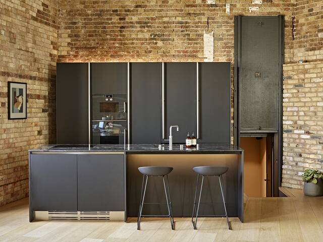 Large and Central Designer Home with Balcony gallery image 2