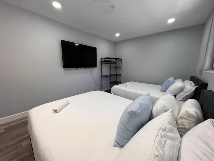 Double the Comfort, Double the Dreams: Ingiza usingizi wa furaha katika kitanda chetu chenye nafasi kubwa cha watu wawili, ambapo mapumziko na mapumziko yanasubiri. ✨ #SweetDreams #SleepInStyle