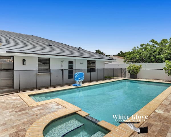 7BR w/ Heated Pool Jacuzzi, Theatre gallery image 4