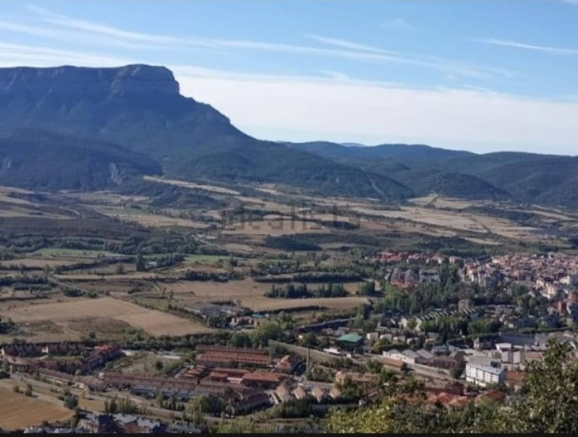Warm loft outside Jaca, unique views, parking.