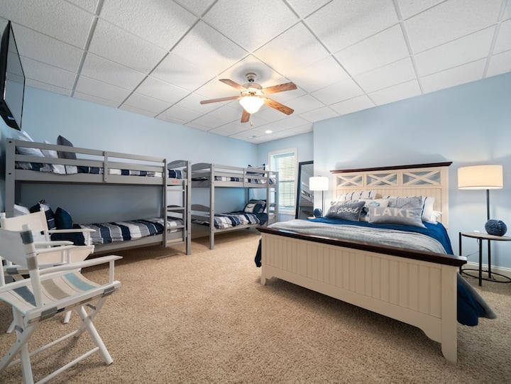 Camera da letto blu con letto matrimoniale e due set di letti a castello. C'è un grande armadio nella stanza per un sacco di spazio di archiviazione!