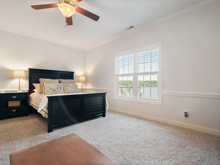 Camera da letto principale al piano principale con vista sul lago