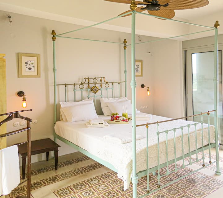 Chambre au sol avec ventilateur au plafond !