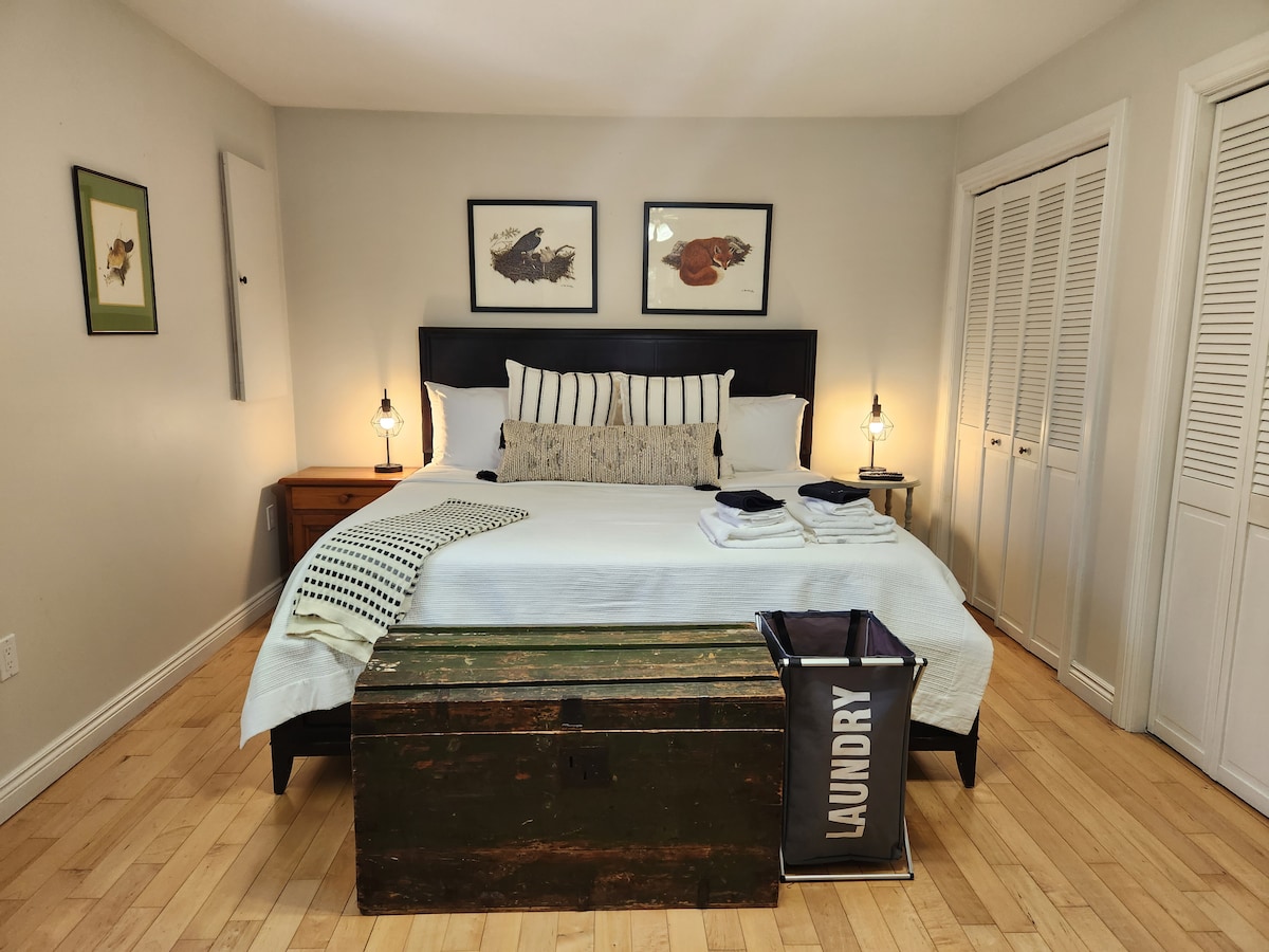 Chumba cha kwanza cha kulala: Mfalme

Inuka na uangaze Wafalme na Queens au ulale katika saa nyingine kwa sababu unastahili!