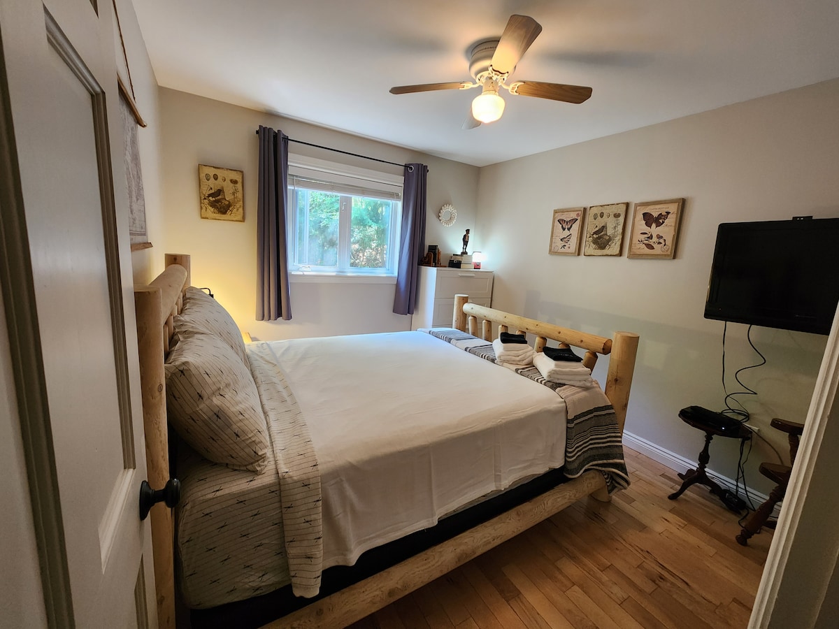 Chumba cha 3 cha kulala: Malkia

Pumzika kitandani na uende kulala ukiwa na sauti za mazingira ya asili (au marathon ya Nadharia ya Big Bang) kwenye mandharinyuma.