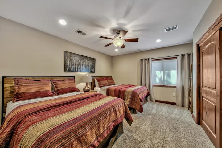 BD #2 is beneden, met 2 queensize bedden.
