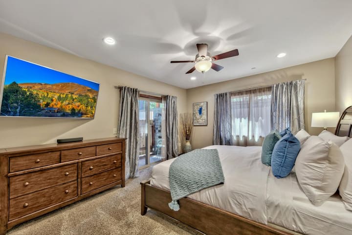 De hoofdslaapkamer is voorzien van kingsize bed, smart-tv en een eigen patio
