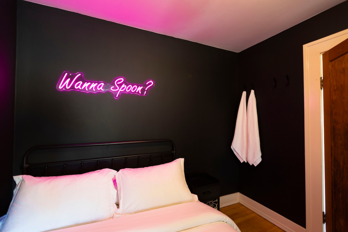 غرفة النوم الرئيسية - سرير بحجم كبير، علامة النيون