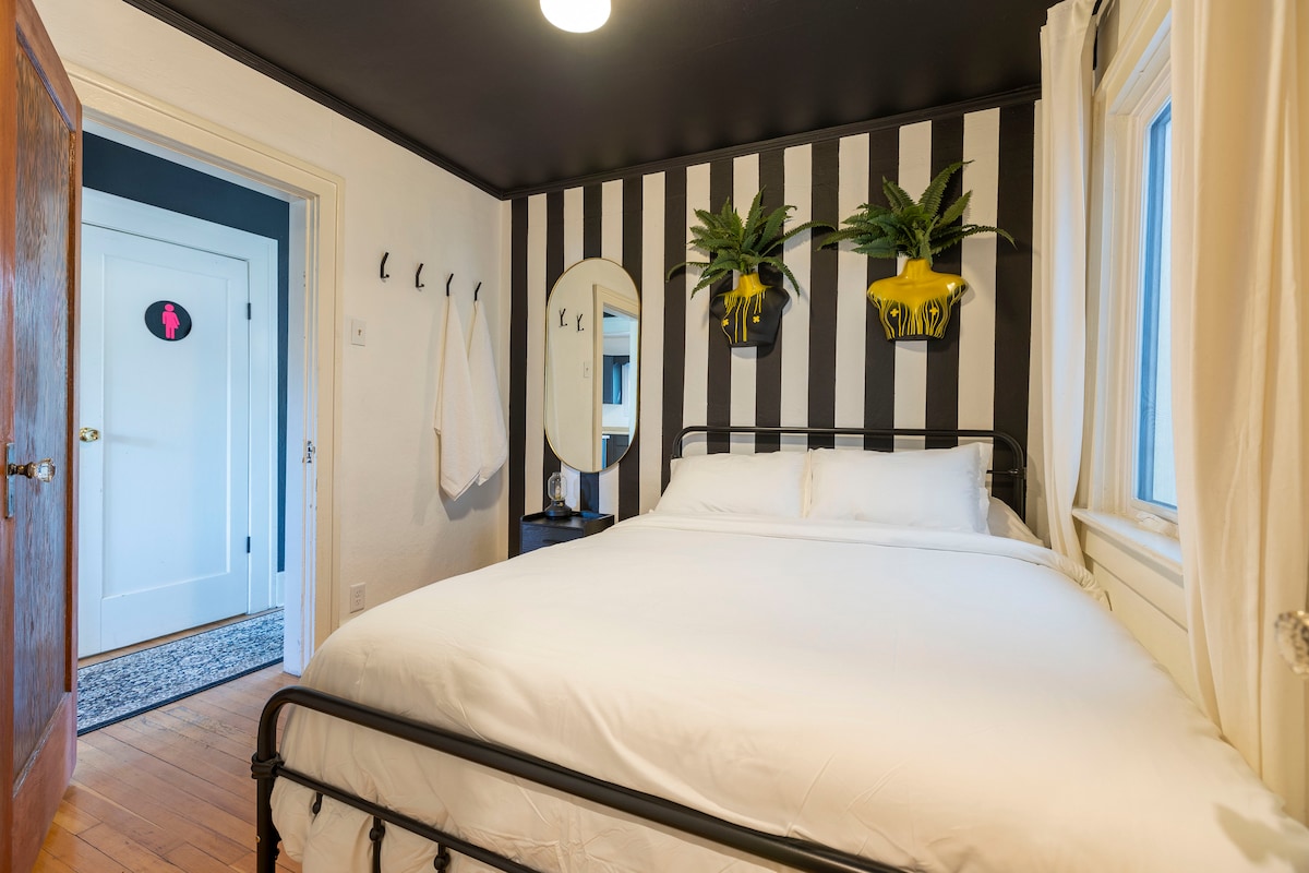 غرفة النوم الثانية - سرير بحجم كبير