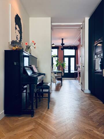 Whole apartment in the old centre of Amsterdam gallery image 5