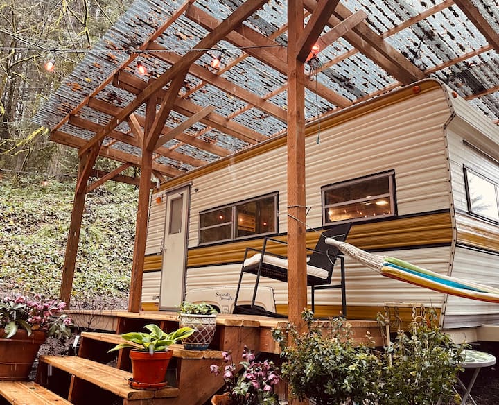 Warm & cozy vintage camper in the woods of PDX.