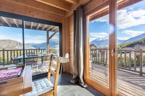 Lake and mountain view chalet