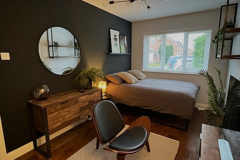Bungalow Retreat with Garden, Walk to Town