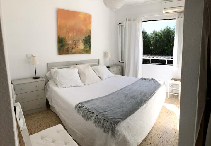 Chumba cha kulala kilicho na kitanda cha watu wawili