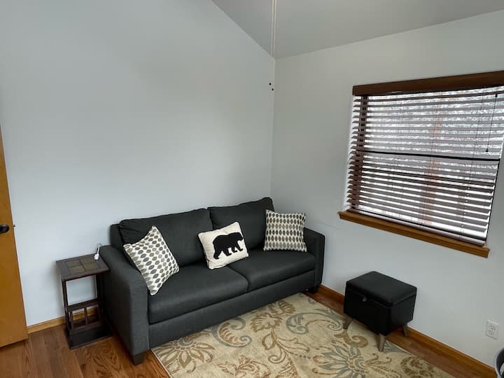 Deuxième chambre / bureau avec canapé-lit gigogne.  Utilisez-le comme espace de travail privé ou retirez le canapé-lit pour l'utiliser comme chambre à coucher.  Matelas queen confortable et toute la literie également.