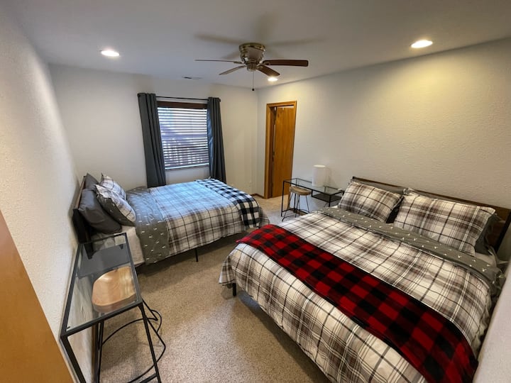 Grande chambre double avec deux bureaux et un grand dressing au niveau inférieur.