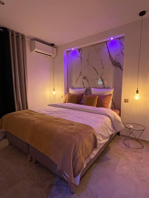 Charming night, cottage with HOT TUB and private pool
