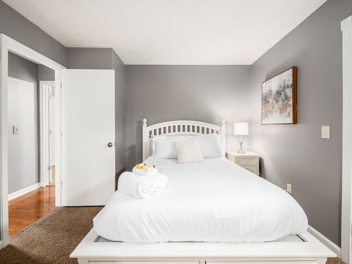 Lala katika hali ya hali ya juu. Chumba chetu cha kulala cha Airbnb ni patakatifu palipobuniwa kwa ajili ya mapumziko ya kupumzika.