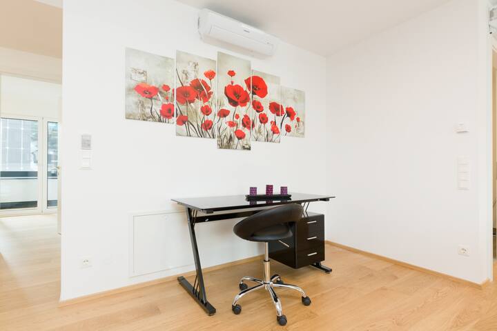 City Center Penthouse: Modern 5BR w/ AC, Riverside gallery image 5