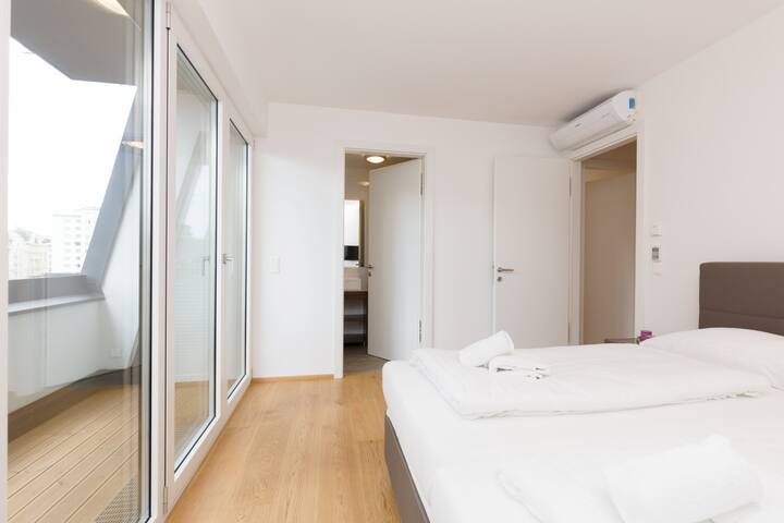 City Center Penthouse: Modern 5BR w/ AC, Riverside gallery image 4