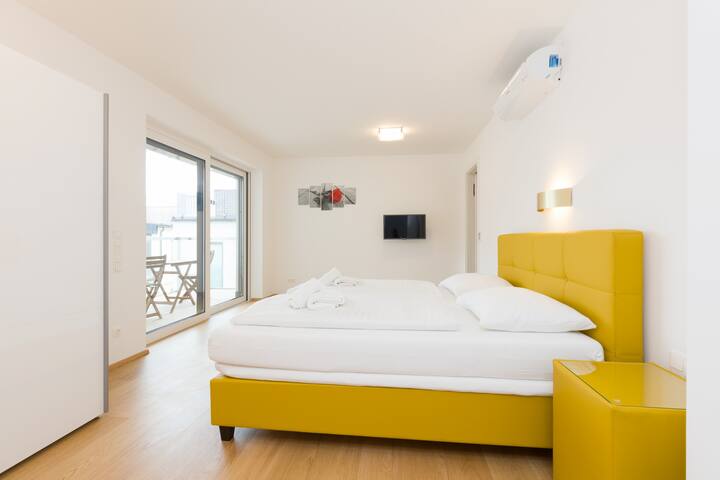 City Center Penthouse: Modern 5BR w/ AC, Riverside gallery image 3