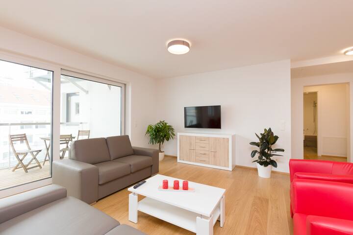 City Center Penthouse: Modern 5BR w/ AC, Riverside gallery image 2