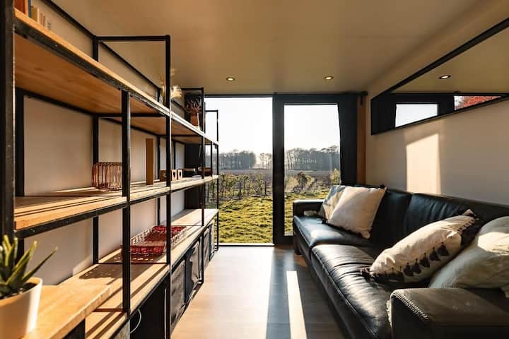 Het tiny house zelf biedt alle comfort en gemakken die je nodig hebt voor een aangenaam verblijf, inclusief een comfortabel bed, een volledig uitgeruste keuken en een eigen badkamer.