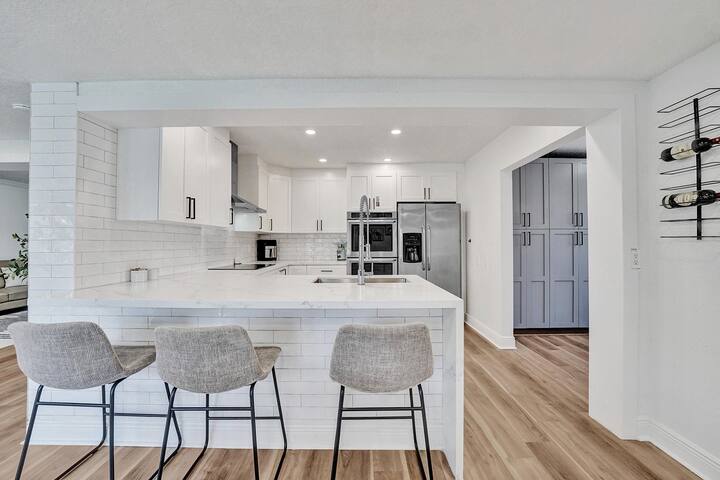 Modern 4BR/Family Friendly/POOL House 5 mins Beach gallery image 4