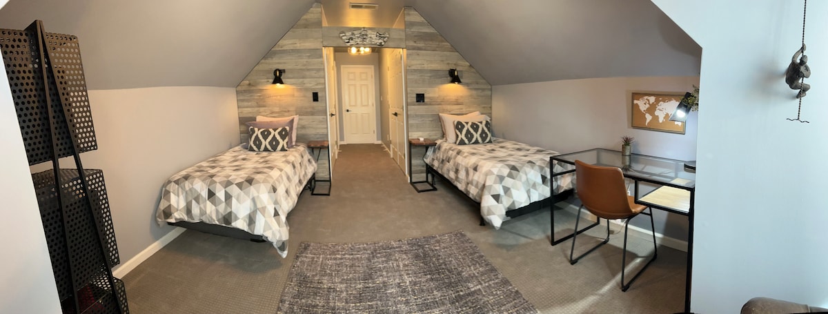 Dhoma e dytë e gjumit me dy krevate tek.