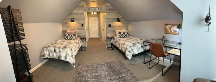 Მეორე საძინებელი ორი ერთადგილიანი საწოლით.