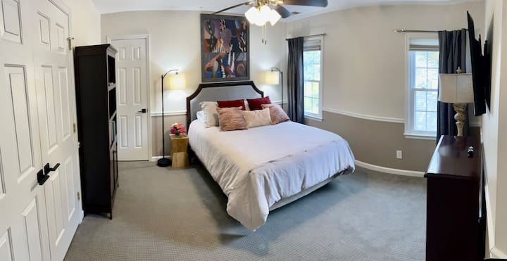 Მეოთხე საძინებელი ორადგილიანი საწოლით და დიდი ტელევიზორით.