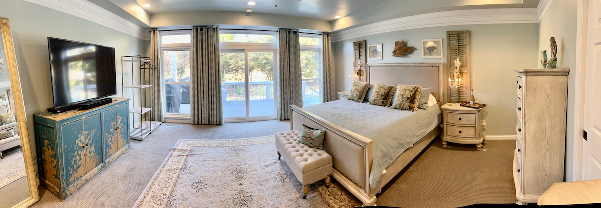 Dhomë gjumi "king" me televizor me ekran të madh dhe shëtitje private drejt pishinës dhe vaskës me hidromasazh.