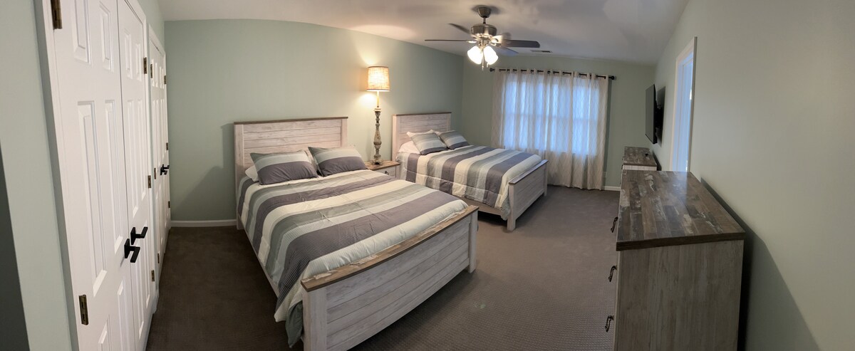 Dhoma e tretë e gjumit me dy krevate dopio "queen" dhe televizor me ekran të madh