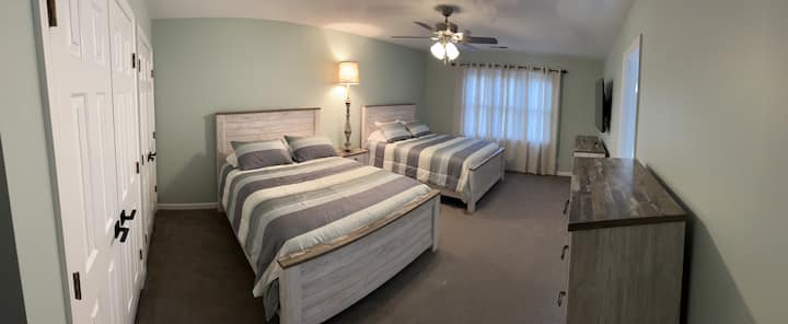 Მესამე საძინებელი ორი ორადგილიანი საწოლითა და დიდი ტელევიზორით