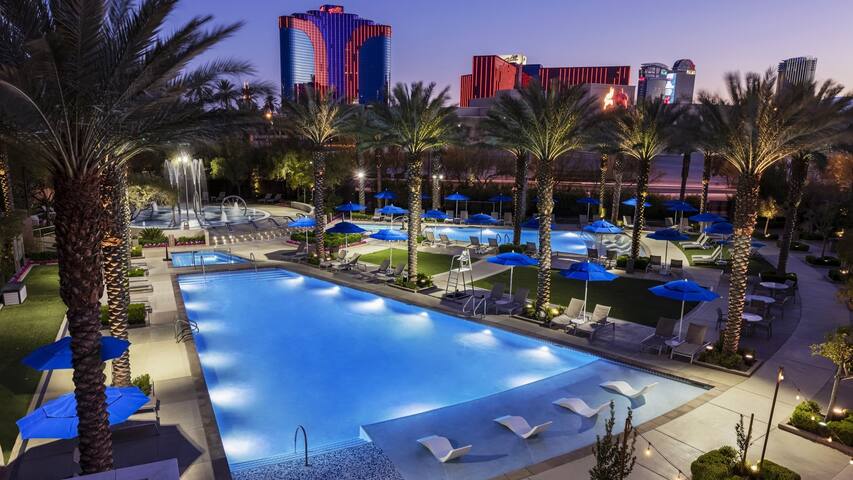 2BR/2BA – Just Off The Strip!