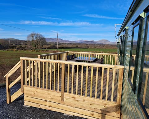 Top Airbnb: Caravan with stunning views. in Llanystumdwy, Llangybi, Rhoslan, Llanarmon