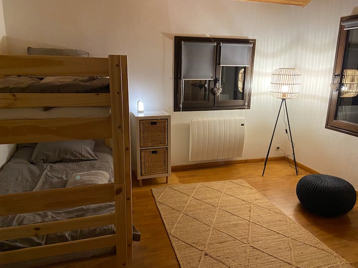 غرفة النوم.
4 أسرة ( 2 سرير بطابقين) سرير جديد.