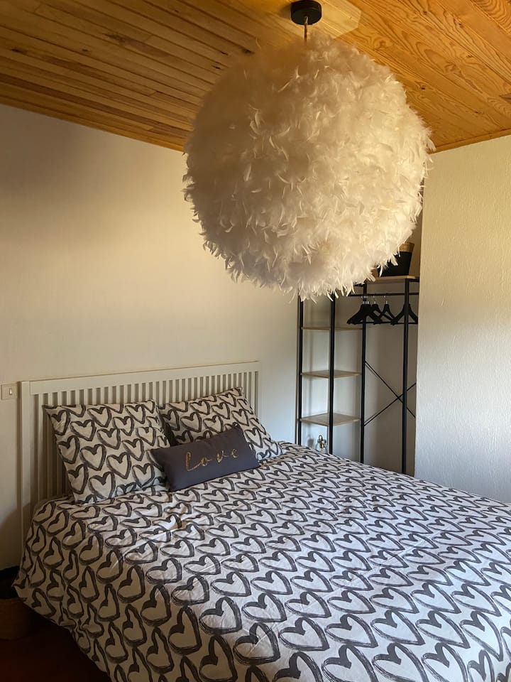 
النوم بسلام على السرير (الفراش الجديد والربيع المربع) في 160 التي سنعدها بعناية لك.
استمتع بإطلالة على وادي فالديبلور عند الاستيقاظ.
يمكنك أيضًا الاستمتاع ببعض الروايات المتاحة.