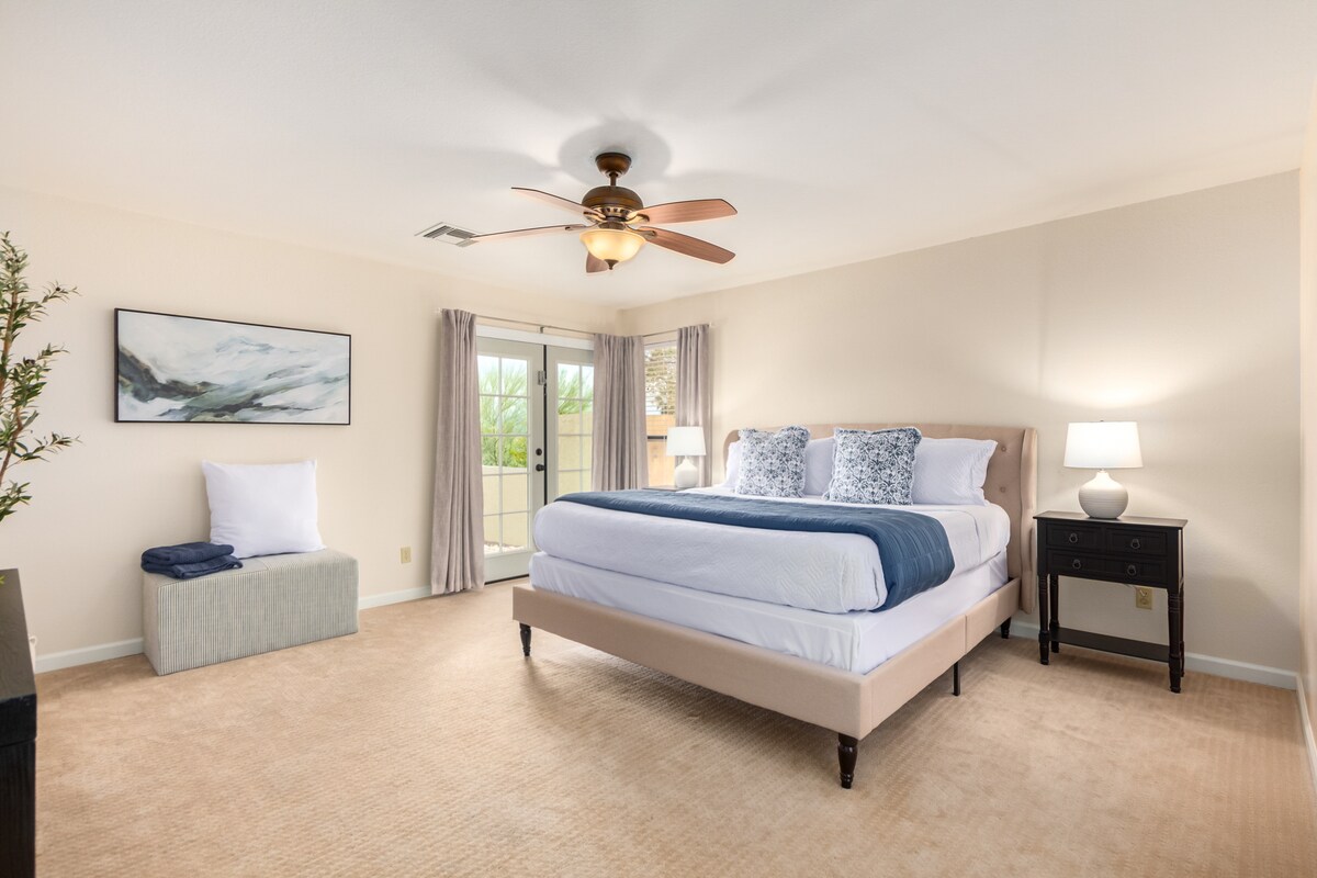 Chumba kikuu cha kulala chenye kitanda cha ukubwa wa kifalme, ufikiaji wa baraza, bafu lililounganishwa na televisheni mahiri