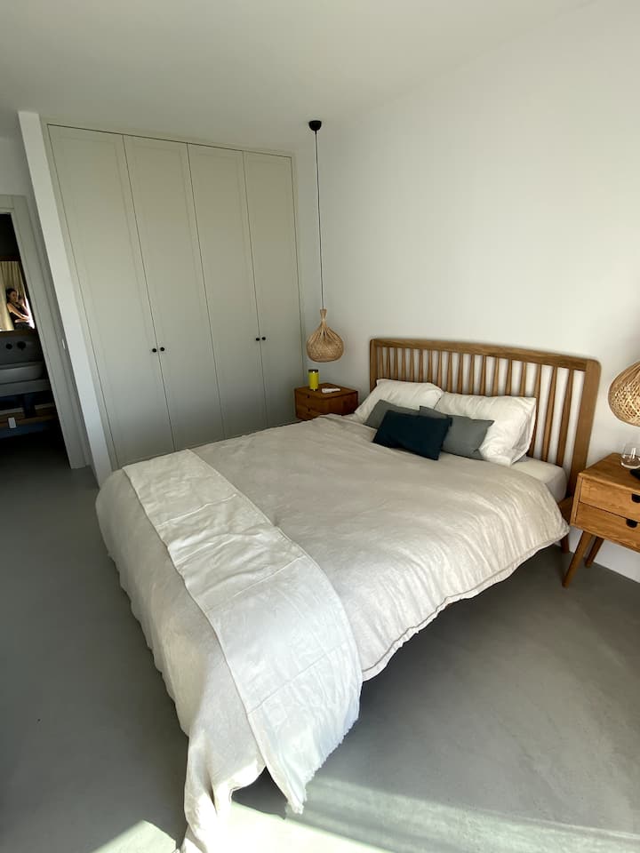 Chumba cha kulala cha Mwalimu na kabati la ukuta.