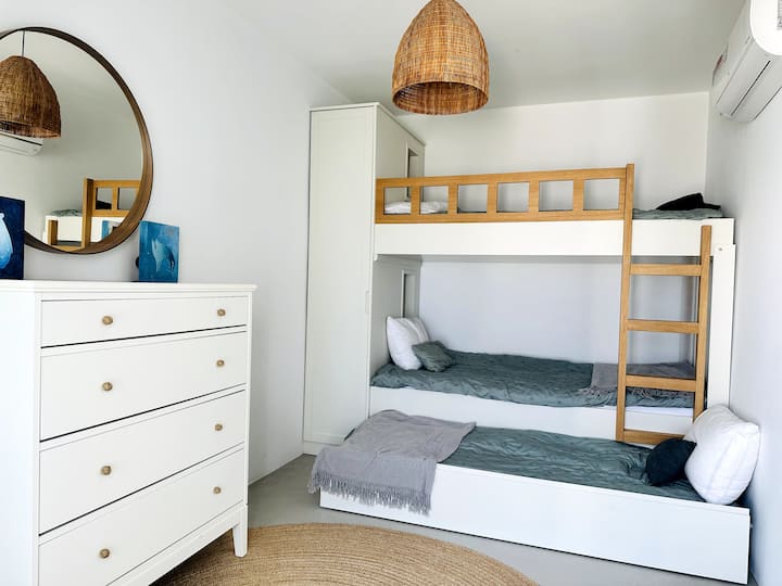 Chumba cha Watoto. Vitanda pacha 3. Kitanda cha chini kinaweza kuhifadhiwa chini ya kitanda.