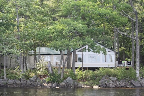 Lakefront cottage on water’s edge, close to town!