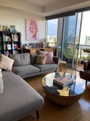 St Kilda Rd apartment with pool!