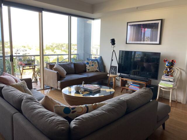 St Kilda Rd apartment with pool! gallery image 4