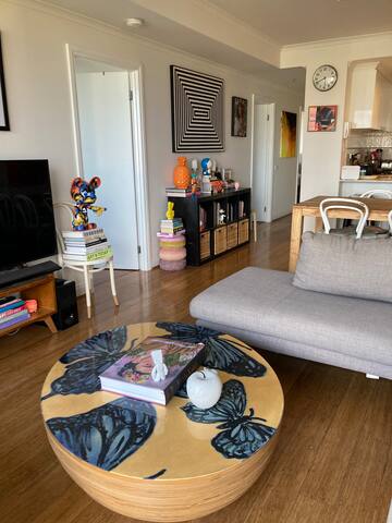 St Kilda Rd apartment with pool! gallery image 3