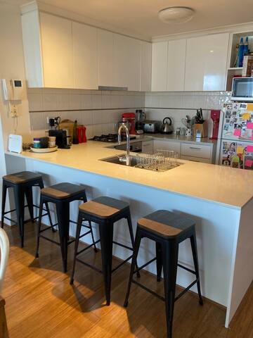 St Kilda Rd apartment with pool! gallery image 5