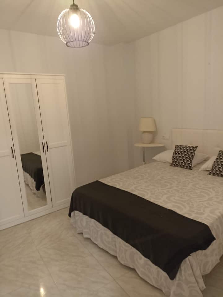 Chumba cha kulala cha 1, kinachoelekea kanisa la San Juan Bautista