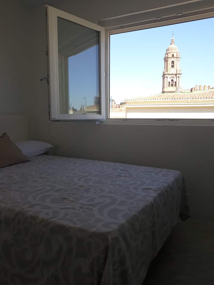 Dormitorio 4, con vistas a la Catedral de Málaga