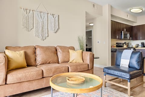 Top performing Airbnb: Westshore 2BR Apt | Pool View, Kings, Free Parking in Carver City/Lincoln Gardens